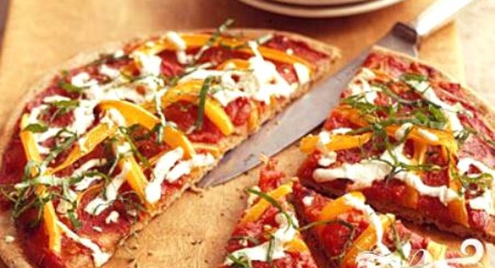 Пицца с моцареллой, болгарским перцем и томатным соусом