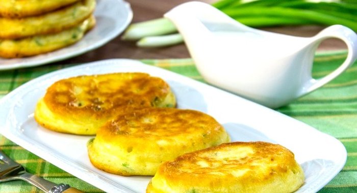 Оладьи на сметане с зеленым луком
