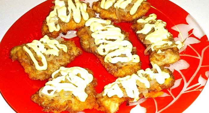 Свиные стейки под луком