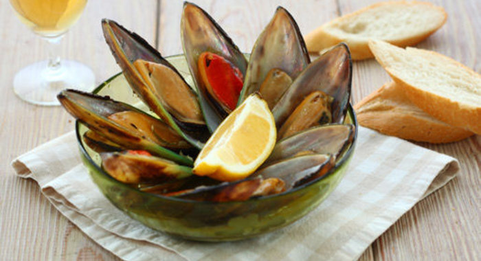 Мидии с чесноком и белым вином