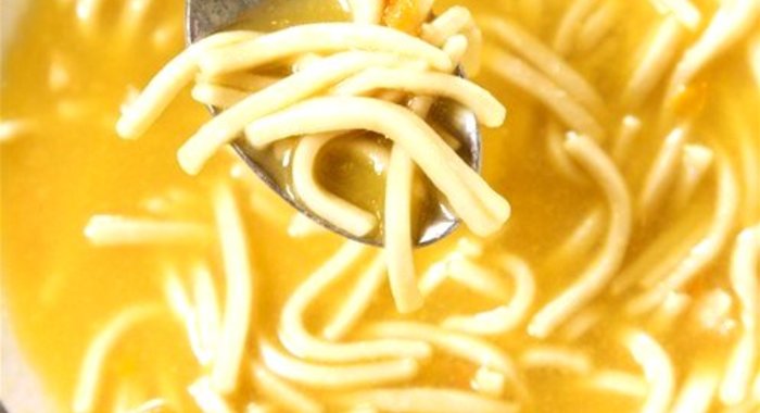 Густой куриный бульон с вермишелью