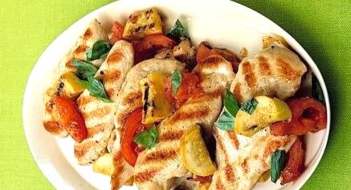 Куриные котлеты со сквошем и помидорами