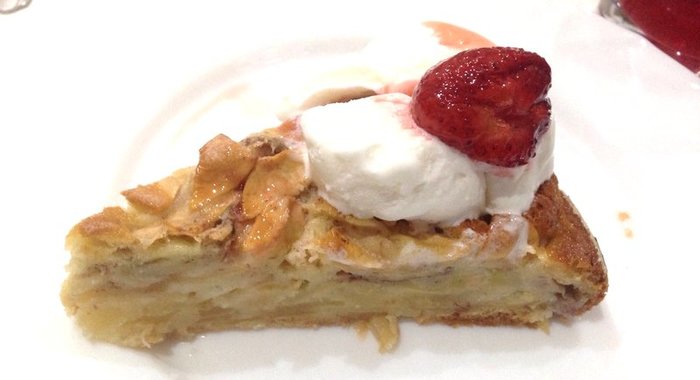 Шарлотка с мороженым и клубникой