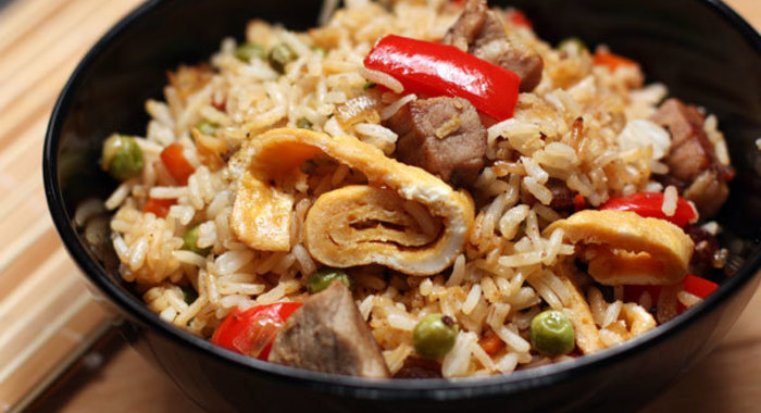 Рис со свининой, овощами и омлетом