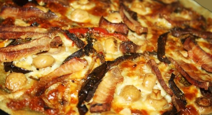 Пицца на сером тесте