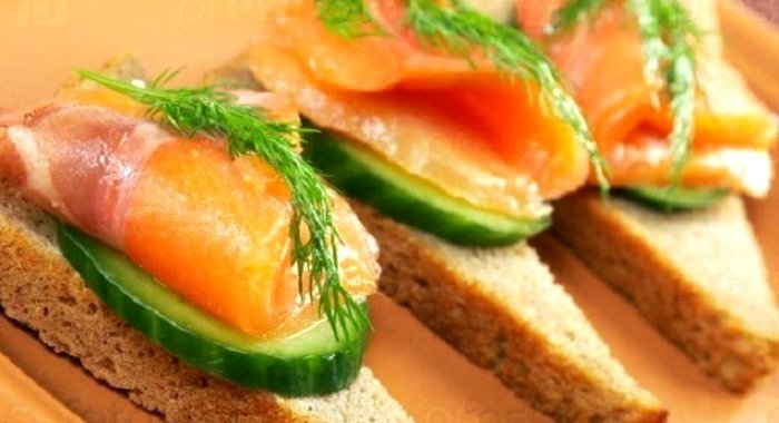 Бутерброд с лососем и огурцом