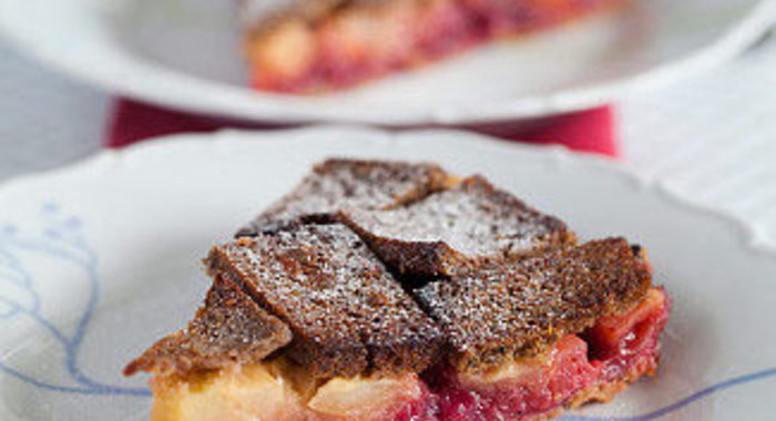 Шарлотка из черного хлеба с яблоками и брусникой