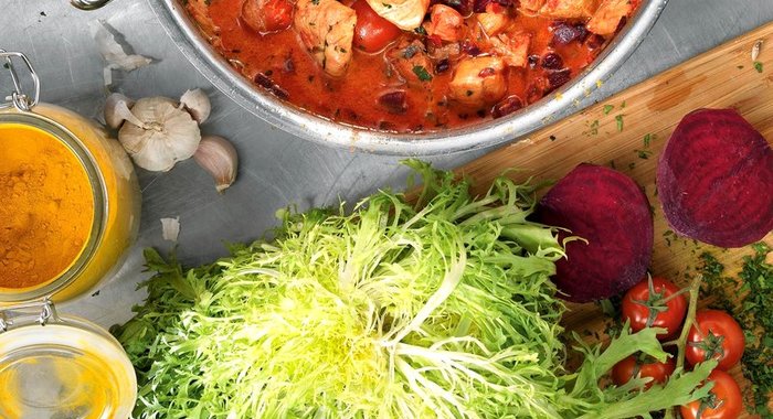 Рагу из курицы со свекольным карри