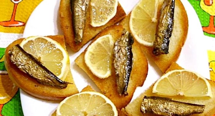 Бутерброды со шпротами