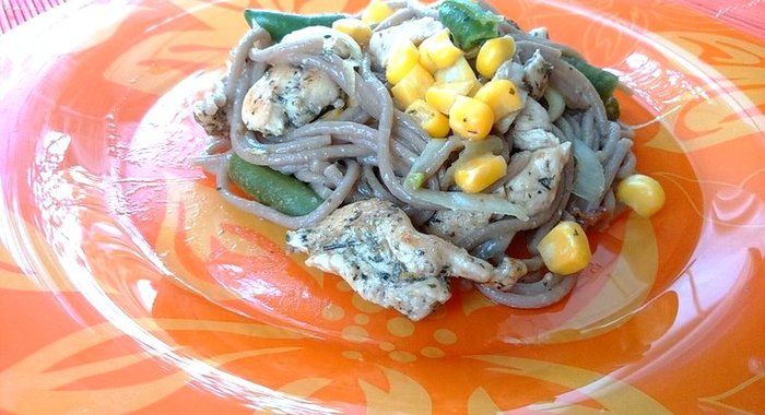 Гречневая лапша соба с курицей и овощами