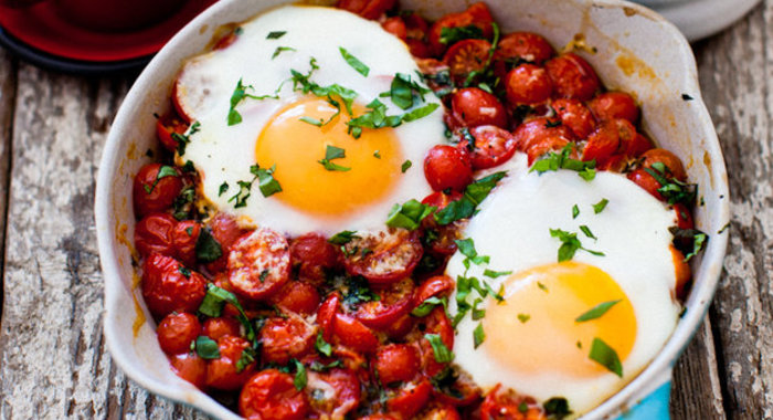 Запеченная яичница с помидорами