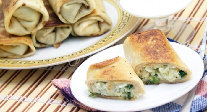 Блины на кефире, фаршированные яйцом, рисом и луком