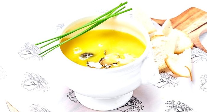 Куриный бульон со сморчками и черным трюфелем