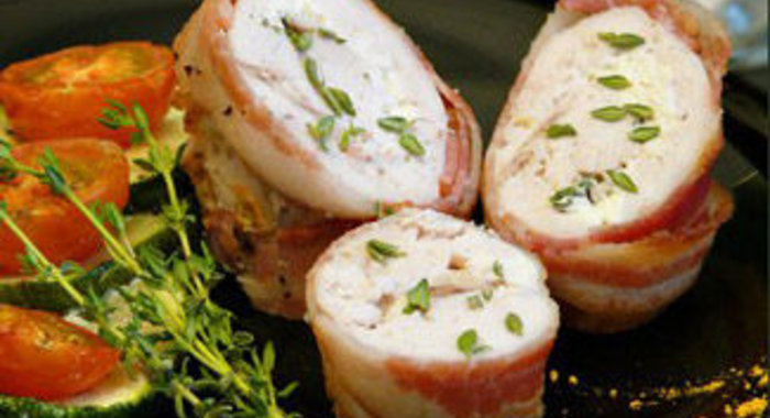 Куриные рулеты в беконе, фаршированные козьим сыром и тимьяном, запеченные с овощами
