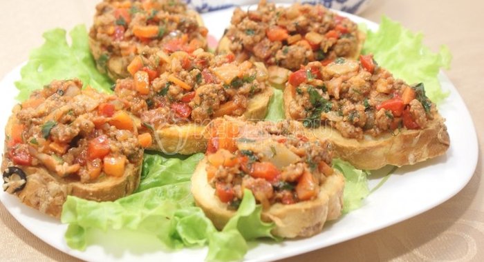 Бутерброды с фаршем и томатным соусом