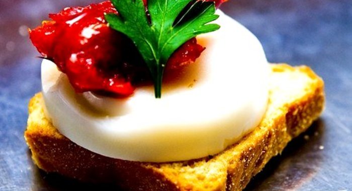 Бутерброды с козьим сыром и печеным сладким перцем