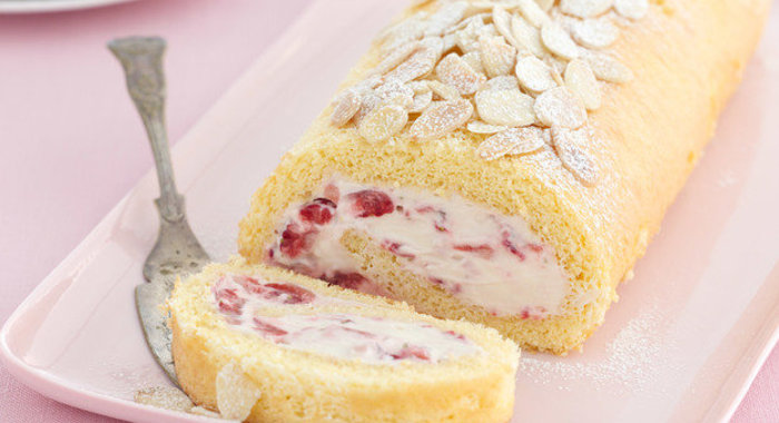 Рулет с йогуртово-малиновой начинкой