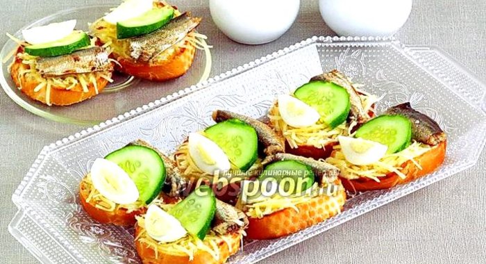 Бутерброды со шпротами, перепелиными яйцами, огурцом и сыром