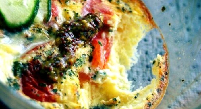 Омлет с сыром в чашке