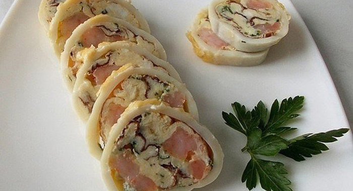 Кальмар, фаршированный омлетом и грибами