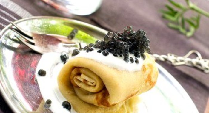 Тонкие гречневые блины со сметаной и черной икрой