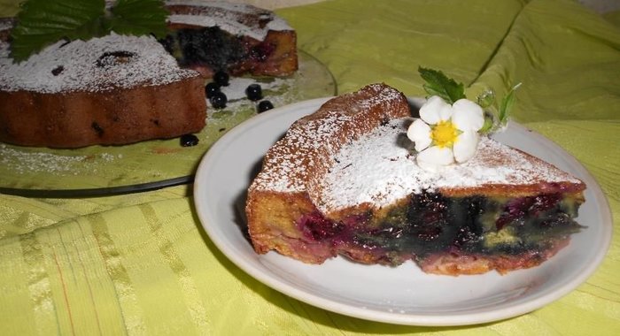 Шарлотка с ягодным ассорти