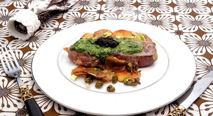 Стейк с базиликом и оливковым тапенадом