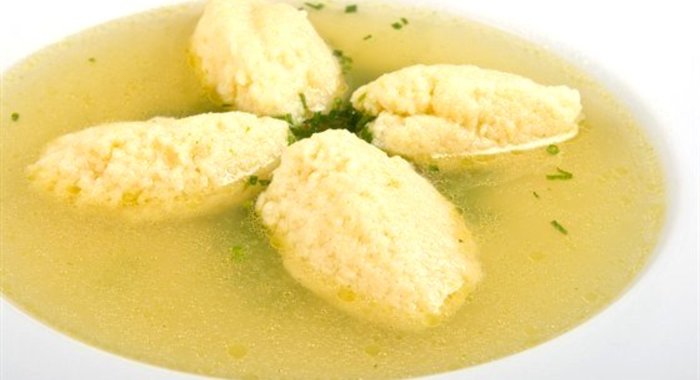 Овощной бульон с манными клецками