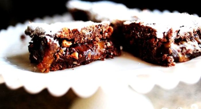 Шоколадные пирожные с орехами