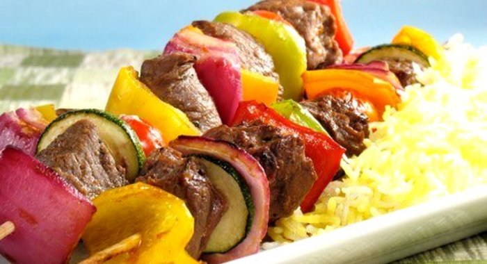 Говяжьи шашлыки на гриле с зелеными перцами и цукини