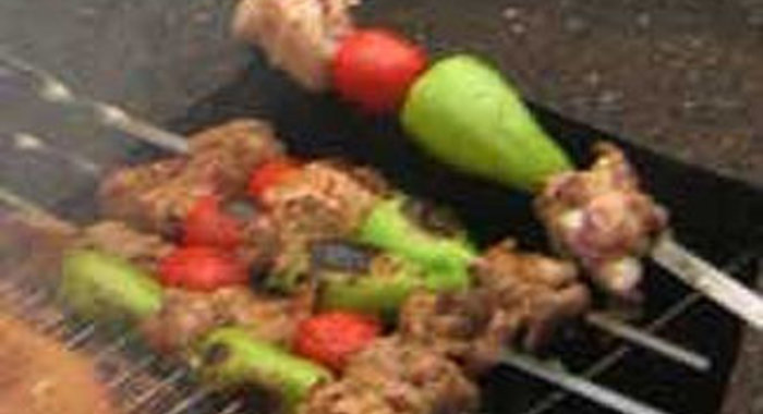 Шашлык, маринованный в соевом соусе, с овощами