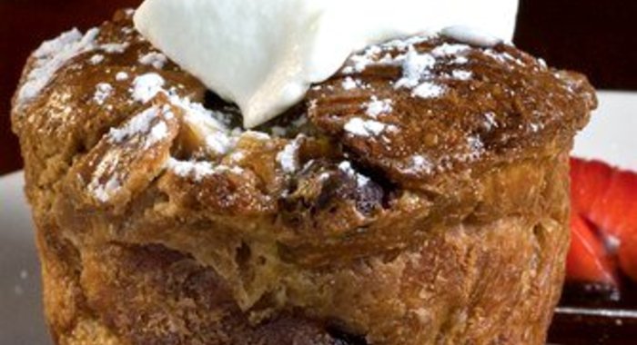 Корзиночки из хлеба с клубничной начинкой и коричневым маслом