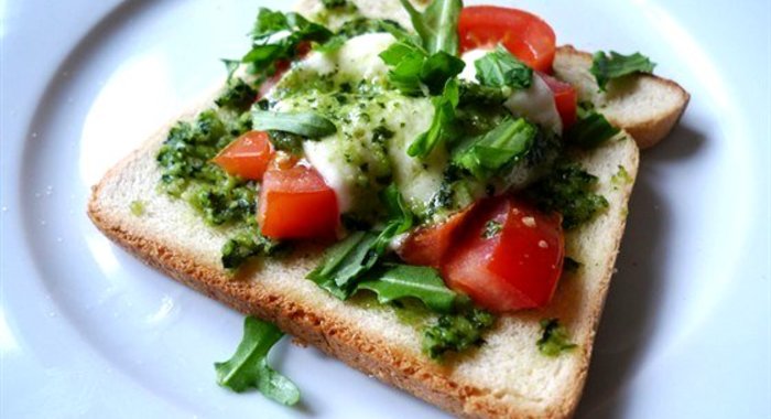 Горячий средиземноморский бутерброд