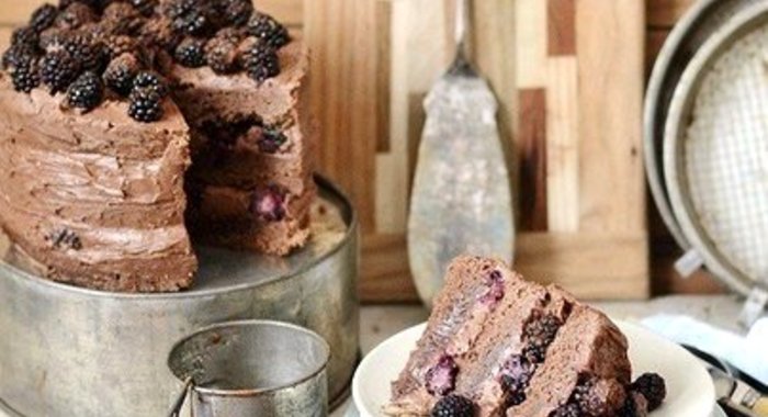 Шоколадный торт с ежевикой