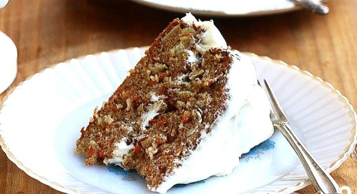Морковный торт с орехами, кремом и глазурью