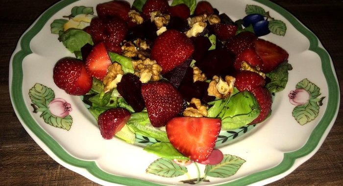 Салат из клубники и свеклы