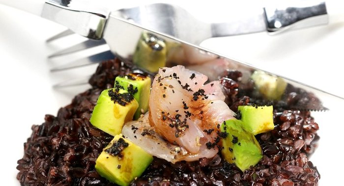 Ризотто из риса венере с авокадо и карпаччо из сибаса