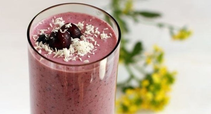 Кокосовый коктейль с ягодами