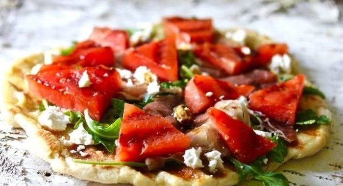 Пицца с арбузом, рукколой, сыром и прошутто