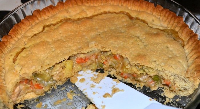 Закрытый куриный пирог с овощами и сливочным соусом