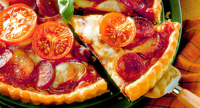 Пирог с томатами, красным луком и сметаной