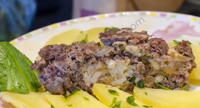 Рулет из фарша с яйцом и сыром