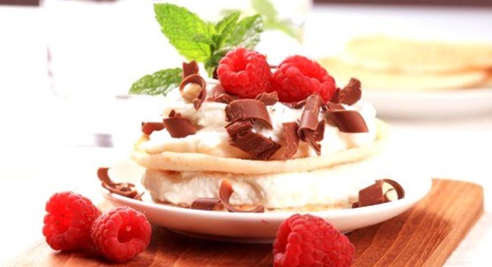 Бисквитные пирожные с творогом и малиной