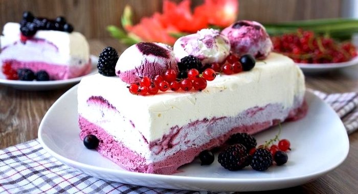 Мороженое из маскарпоне и черной смородины