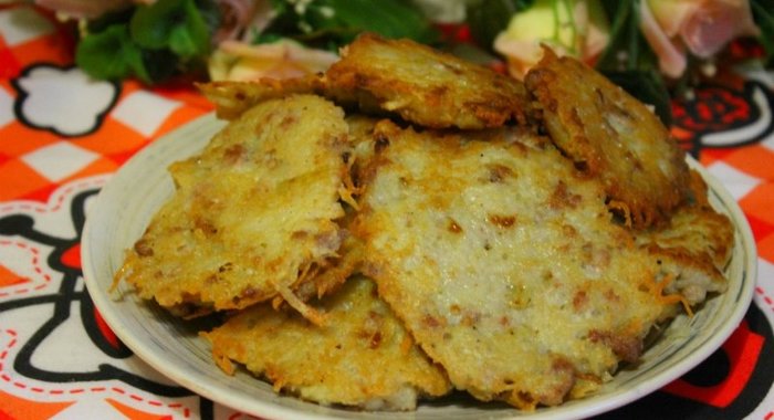 Картофельные оладьи с мясным фаршем и жареным луком