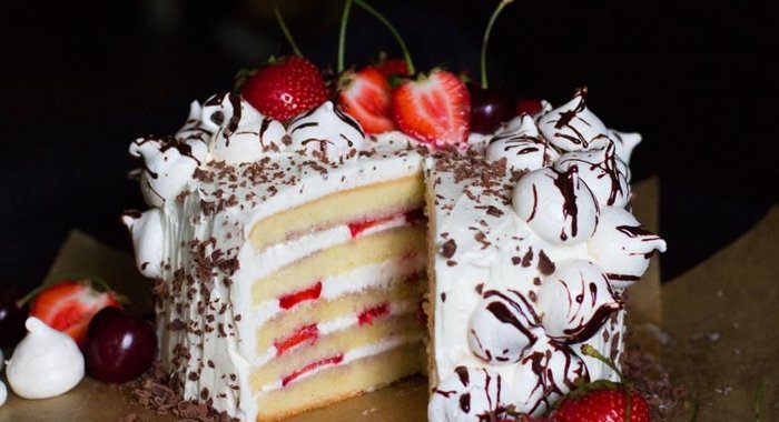 Бисквитный торт с кремом и ягодами