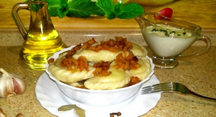 Домашние вареники со сметанно-чесночным соусом и шкварками