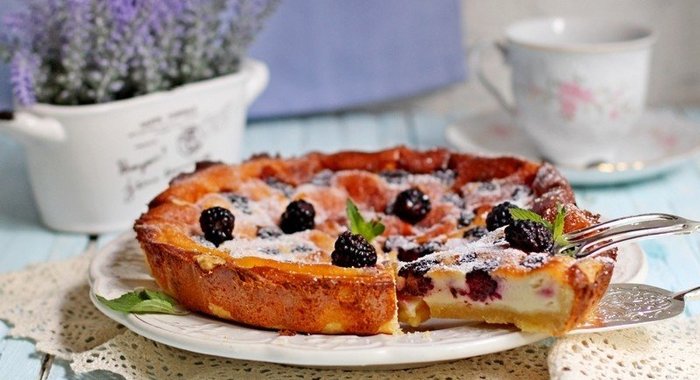 Тарт с ежевикой и сметанной заливкой