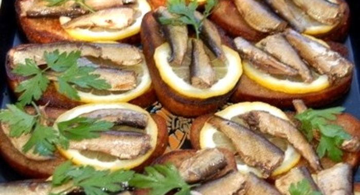 Бутерброды со шпротами и лимоном