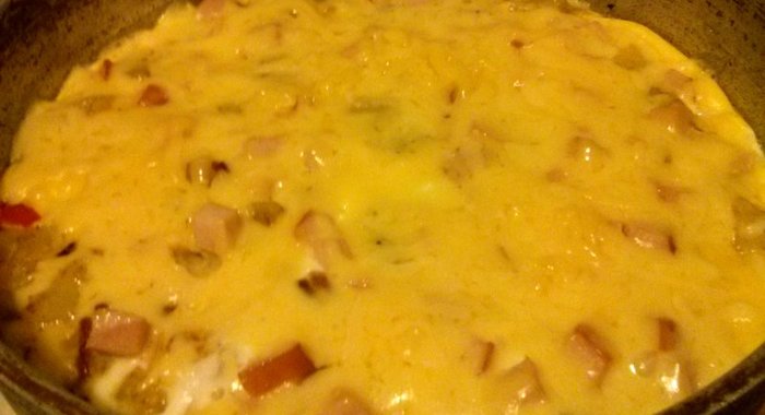 Омлет с овощами и ветчиной